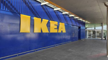 Matosinhos, Portekiz 'deki Ikea mağazasının önünde büyük sarı bir işaret var..