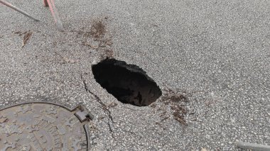 Yolda bir çukur var. Kapat..