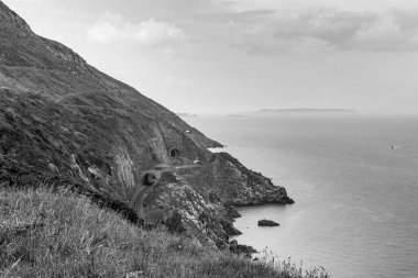 İrlanda kıyısındaki engebeli uçurumlar. Wicklow 'da Bray yakınlarında. Siyah ve beyaz resim.
