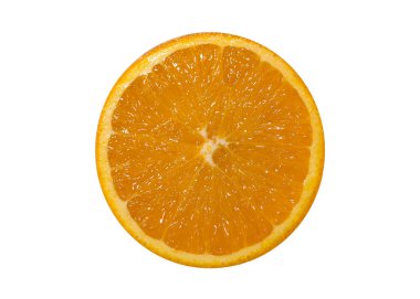 Dilimlenmiş taze portakal yarısı, beyaza izole edilmiş.