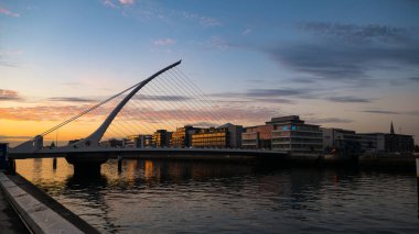 Gün batımında Dublin City silueti, Liffey Nehri ve Samuel Beckett Köprüsü 