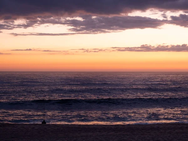 Homme Pêchant Silhouette Crépuscule Sur Plage Grand Angle — Photo