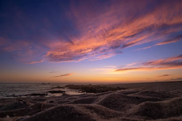 Lång Exponering Landskap Stranden Vid Solnedgången Med Färgglada Lutning Himmel — Stockfoto