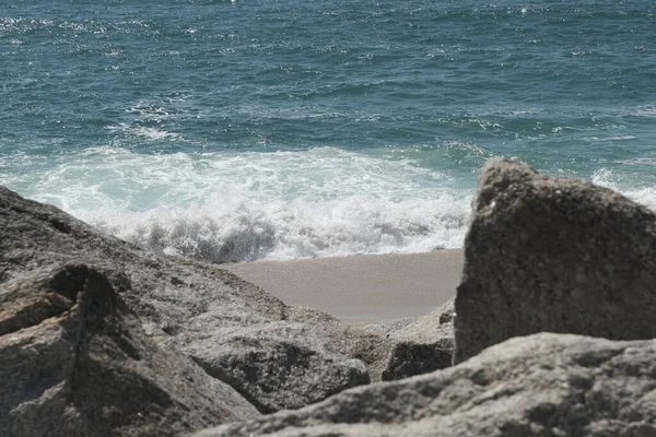 Weiße Wellen Brechen Sandstrand Durch Felsspalte Meeresmauer Portugal — Stockfoto