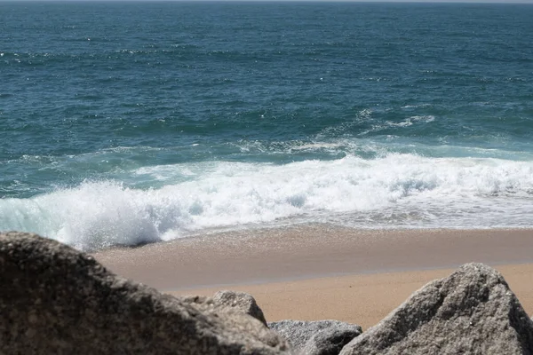 Witte Golven Breken Zandstrand Door Kloof Rotsen Zeemuur Portugal — Stockfoto