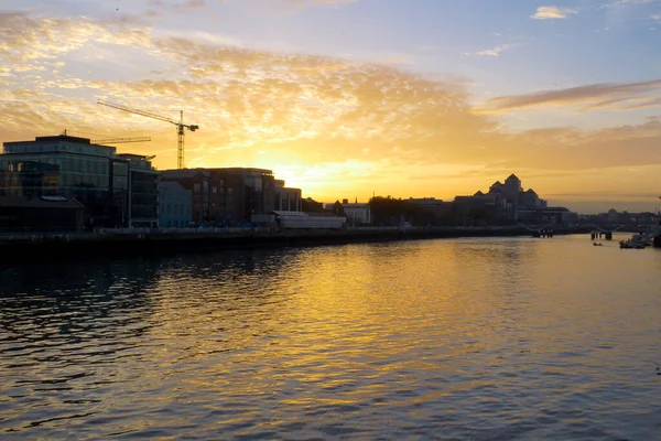 Prachtige Zonsondergang Dublin Ierland Met Uitzicht Rivier Liffey Met Dramatische — Stockfoto
