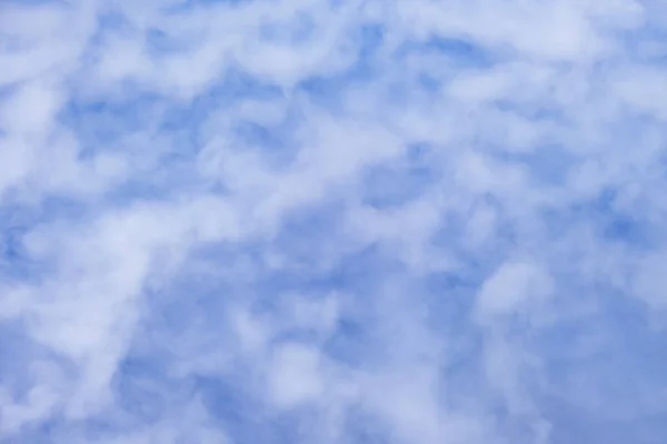 Blauwe Lucht Zomer Met Pluizige Witte Wolken — Stockfoto