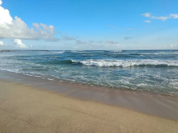 Golven Breken Prachtig Leeg Zandstrand Zomer — Stockfoto