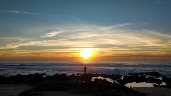 Морська Риболовля Рибалка Силуеті Стоїть Скелі Пляжі Заході Сонця Риболовля — стокове фото