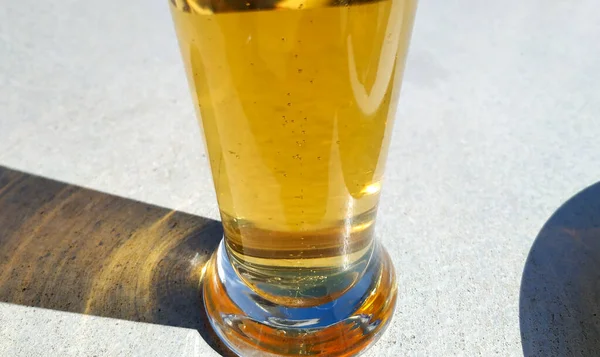 Bulles Dans Verre Bière Fraîche Par Une Journée Ensoleillée Été — Photo