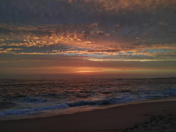 Beau Ciel Couchant Avec Des Nuages Sur Océan Sur Plage — Photo