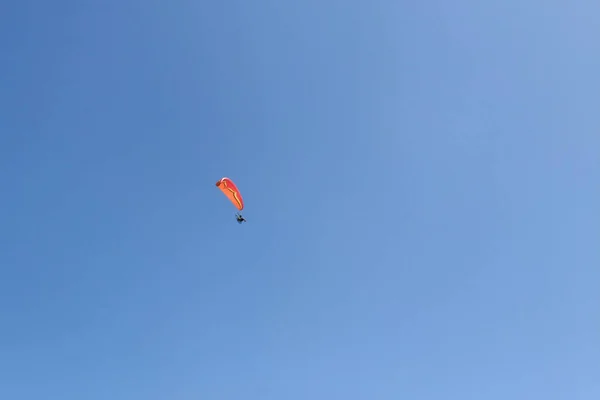 Paraşütlü Paraşüt Mavi Gökyüzüne Karşı Kırmızı Paraşütlü Paraglider — Stok fotoğraf