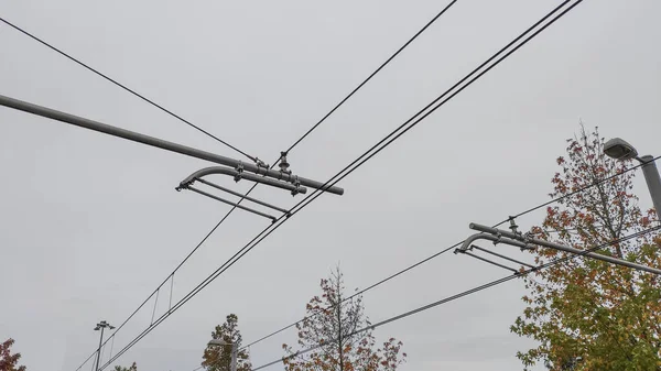 Cabos Elétricos Trem Bonde Suspensos Acima Linha Ferroviária Leve Céu — Fotografia de Stock