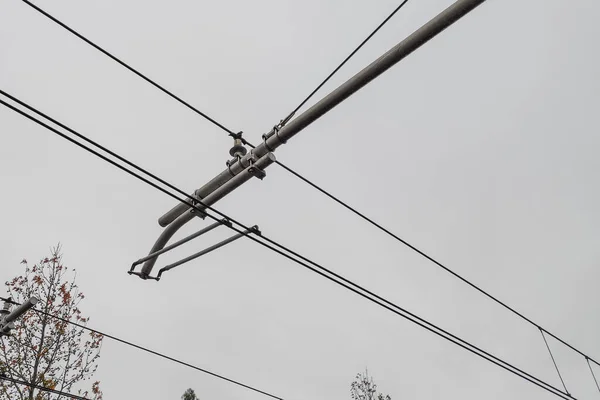 ライトレールラインの上に停止した電気鉄道 トラムケーブル 白い曇りの空 — ストック写真