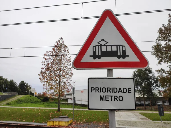 Знак Пешеходном Переходе Над Линией Метро Порту Португалия Текстом Английском — стоковое фото