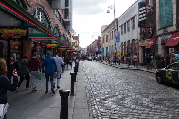 Mucha Gente Caminando Por Calle Empedrada Área Temple Bar Dublín — Foto de Stock