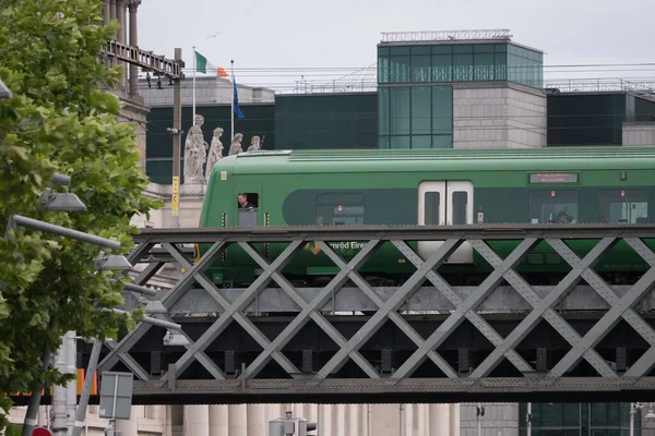 Зеленый Поезд Dart Проходит Железнодорожному Мосту Центре Дублина Ирландия — стоковое фото