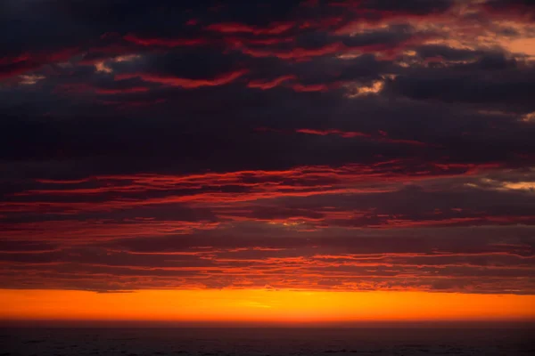 Dramáticas Nubes Oscuras Con Cielo Rojo Atardecer — Foto de Stock