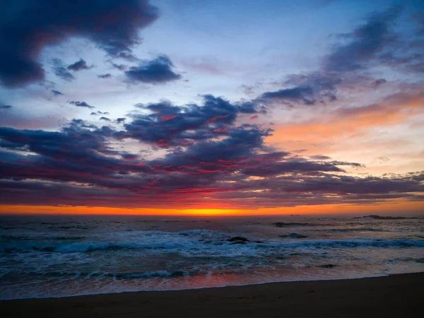 Широкоугольный Пляж Закате Ярким Красочным Небом Темными Облаками — стоковое фото