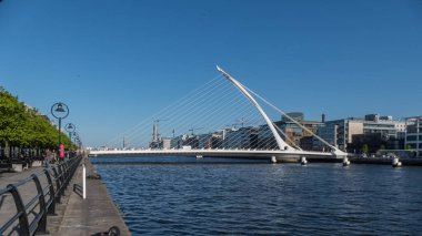 River Liffey ve Samuel Beckett Bridge / Harp Bridge Dublin İrlanda 'da mavi gökyüzü ile. Geniş açı.