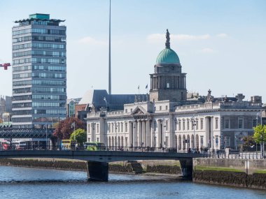Dublin, İrlanda Şehri. Arka planda Dublin Spire olan Özel Ev ve Nehir Liffey.