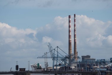 Dublin, İrlanda Liffey nehrinin üzerinden havuz bacalarına ve Dublin limanına bakıyor.