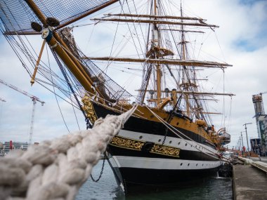 İtalyan Donanma eğitim gemisi Amerigo Vespucci, İrlanda 'nın Dublin kentinde Liffey Nehri' ne yanaştı. 18. yüzyıl gemisi tarzında güzel uzun bir gemi..