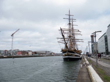 İtalyan Donanma eğitim gemisi Amerigo Vespucci, İrlanda 'nın Dublin kentinde Liffey Nehri' ne yanaştı. 18. yüzyıl tarzında uzun bir gemi..