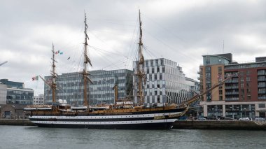 İtalyan Donanma eğitim gemisi Amerigo Vespucci, İrlanda 'nın Dublin kentinde Liffey Nehri' ne yanaştı. 18. yüzyıl tarzında uzun bir gemi..