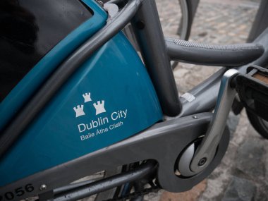 Dublin Bisikletleri kiralık. Dublin City çıkartmasına yakın. Dublin, İrlanda.