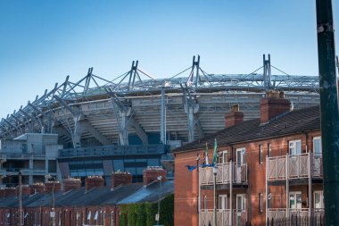 Dublin, İrlanda 'daki Croke Park GAA / Gaelic Games Stadyumu, evlerin arkasında