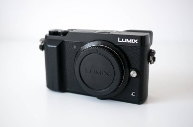 Panasonic Lumix GX80 / GX85 Mikro 4 Aynasız dijital kamera beyaz masada.