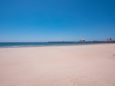 Güneşli bir yaz gününde, Matosinhos, Porto, Portekiz 'deki plajın geniş açılı görüntüsü mavi gökyüzüyle