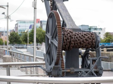 Dublin, İrlanda 'daki George Rıhtımı' nda eski vinçte paslı zincir