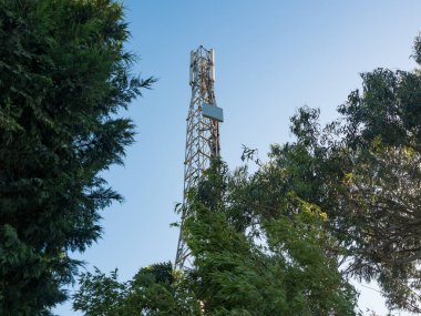 Porto, Portekiz 'deki baz istasyonu / anten direği. Önünde üç tane var. Mavi gökyüzü ile güneşli bir gün..