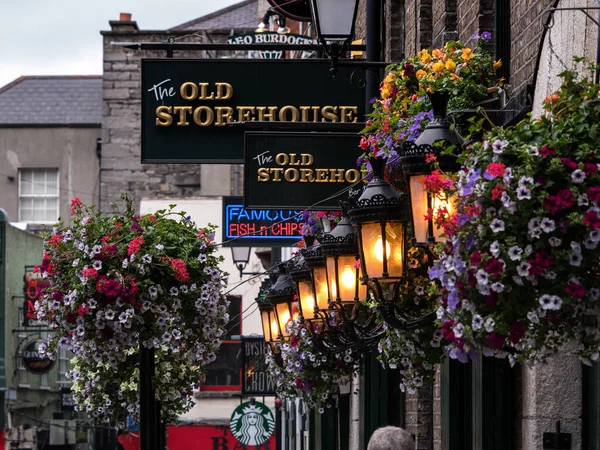 Lámparas Flores Fuera Colorido Pub Irlandés Dublín Irlanda — Foto de Stock