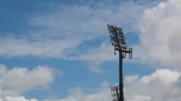 Stadion Schijnwerper Tegen Blauwe Lucht Met Witte Wolken — Stockfoto