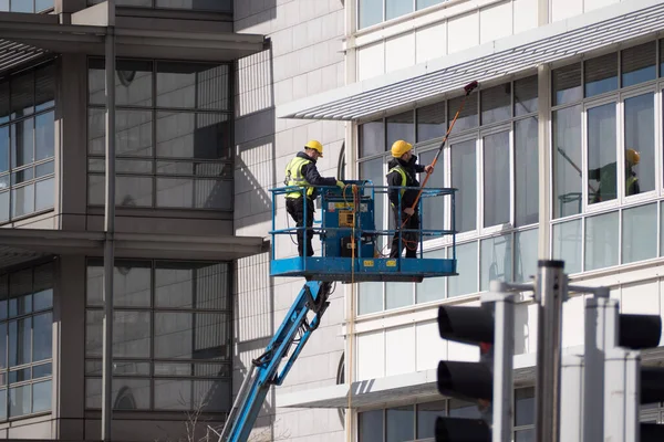 Muži Čistí Okna Vysokého Kancelářského Bloku Pomocí Hydraulického Výtahu Dublin — Stock fotografie