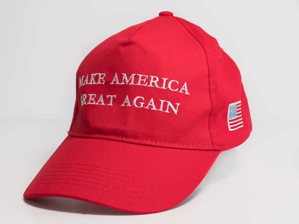 Amerika 'yı Yeniden Harika Yap / MAGA şapkasını beyaz arkaplanda