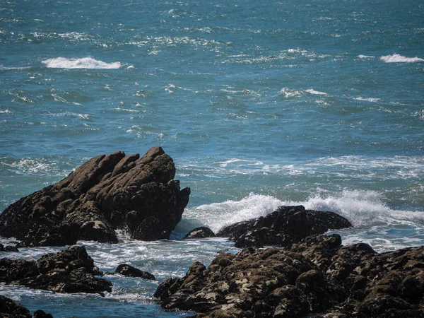 Scharfe Zerklüftete Felsen Ragen Aus Dem Ozean — Stockfoto