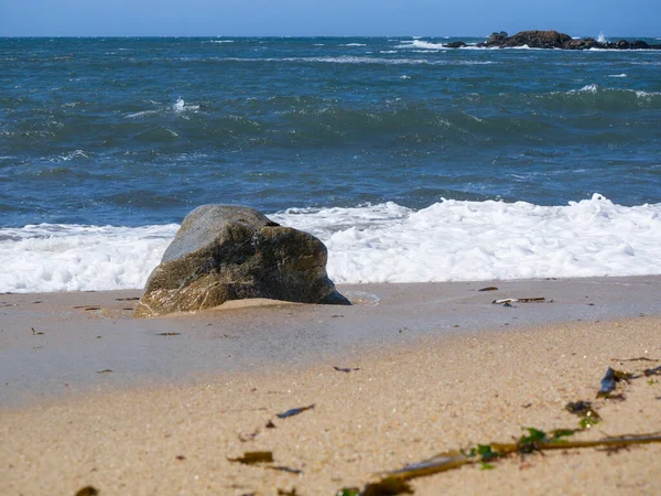 Heldere Zonnige Dag Zomer Het Strand Grote Zandstenen Rotsblok Aan — Stockfoto