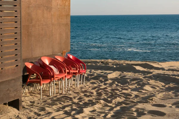 Červené Plastové Židle Pláži Vedle Dřevěné Budovy Oceánem Pozadí Slunečný — Stock fotografie