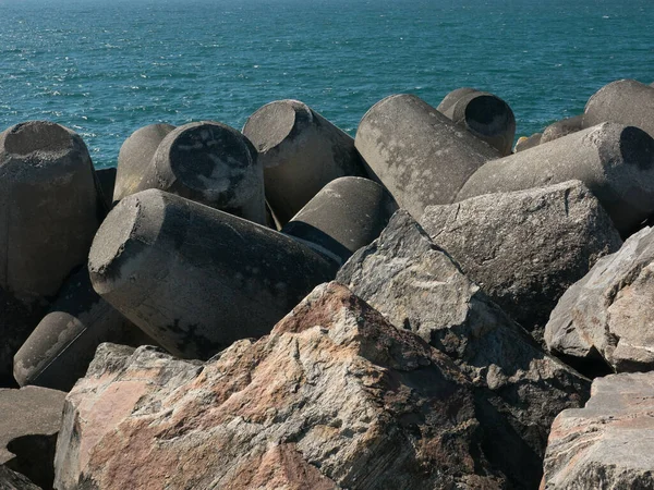 Breakwater Van Rotsblokken Rotsen Gegoten Beton Aan Atlantische Kust Van — Stockfoto