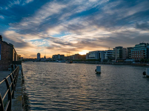 Dublin Stad Ierland Skyline Bij Zonsondergang Silhouet Met Uitzicht Rivier — Stockfoto