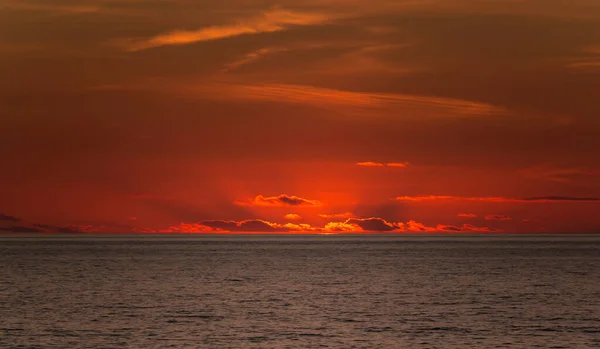 Żywy Czerwony Zachód Słońca Niebo Nad Atlantykiem Ocean Plaży Portugalii — Zdjęcie stockowe