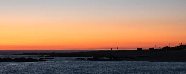 Schöner Abendhimmel Über Dem Ozean Mit Blauem Orangefarbenem Himmel Und — Stockfoto