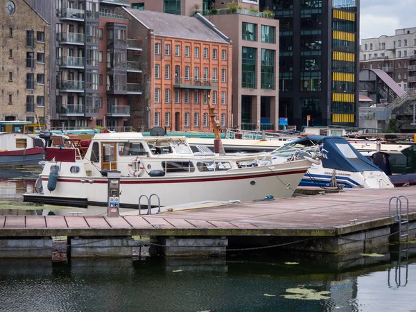 Човни Будинками Стоянці Гранд Каналу Дублін Ірландія Сучасними Офісними Будівлями — стокове фото