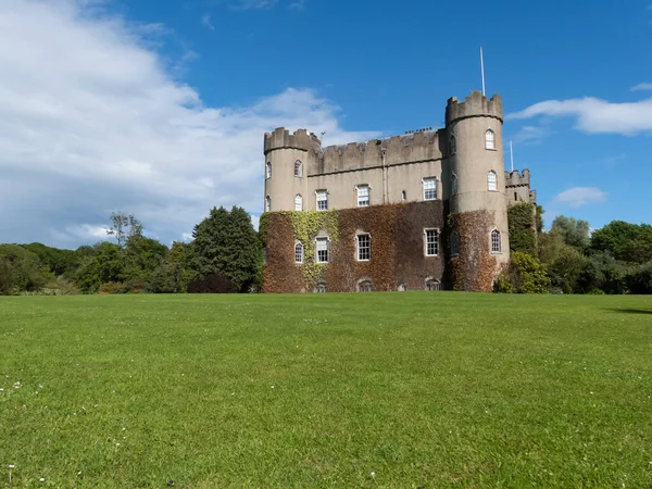 Malahide Castle Dublin Ireland Široký Úhel Slunečného Letního Dne Trávník — Stock fotografie