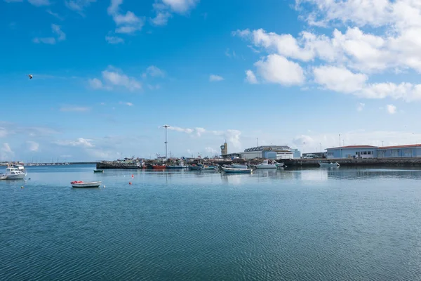 漁船とポルトガルのポヴォア バルジム 釣りドックの広い角度ショット 青空と明るい晴れた日 — ストック写真