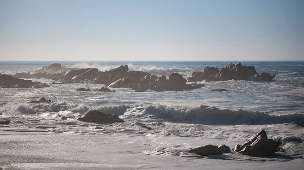 Kumsalda Sisli Bir Gün Sert Beyaz Dalgalar Kıyıda Kayalara Çarpıyor — Stok fotoğraf